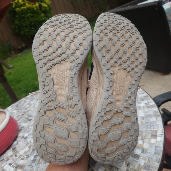 Nike Cream and Black Running Shoes - Picture 4 of 6